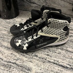 UA clutchfit Deception cleats, Sz 8